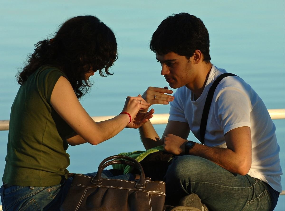 Ragazza dice al fidanzato: “Fai come vuoi” e poi non se la prende - Lercio