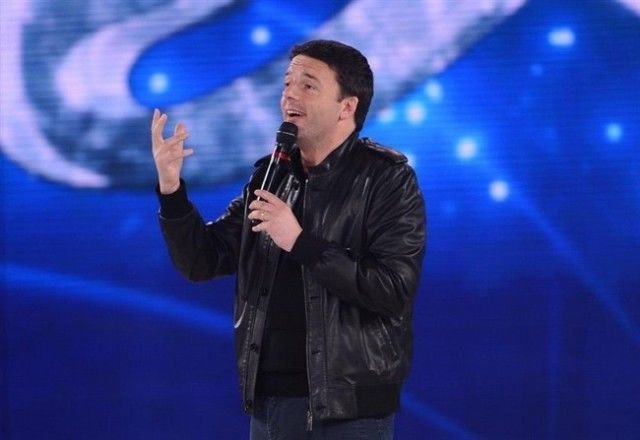 Renzi accende il jukebox con un pugno, ma parte l'inno di Forza Italia - Lercio