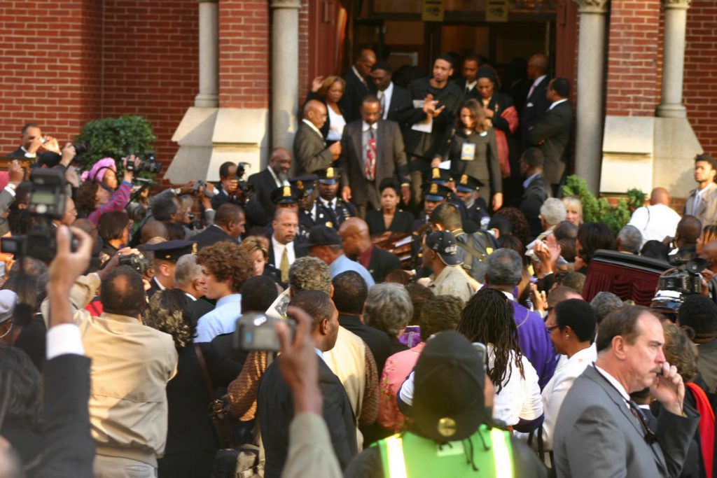 Effetto mediatico: in 6000 al funerale di Gino Mandela, pensionato di Ladispoli - Lercio