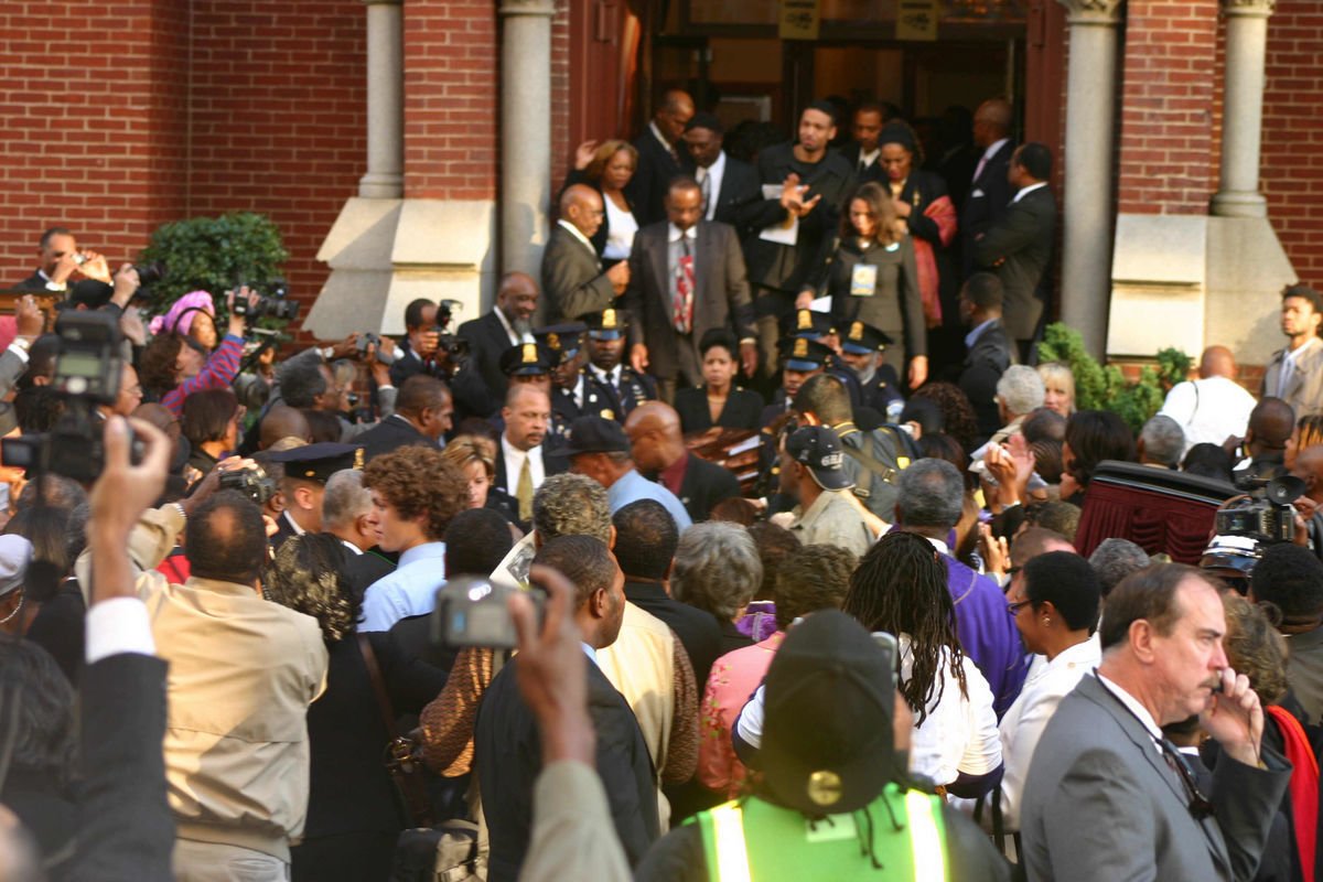 Effetto mediatico: in 6000 al funerale di Gino Mandela, pensionato di Ladispoli - Lercio