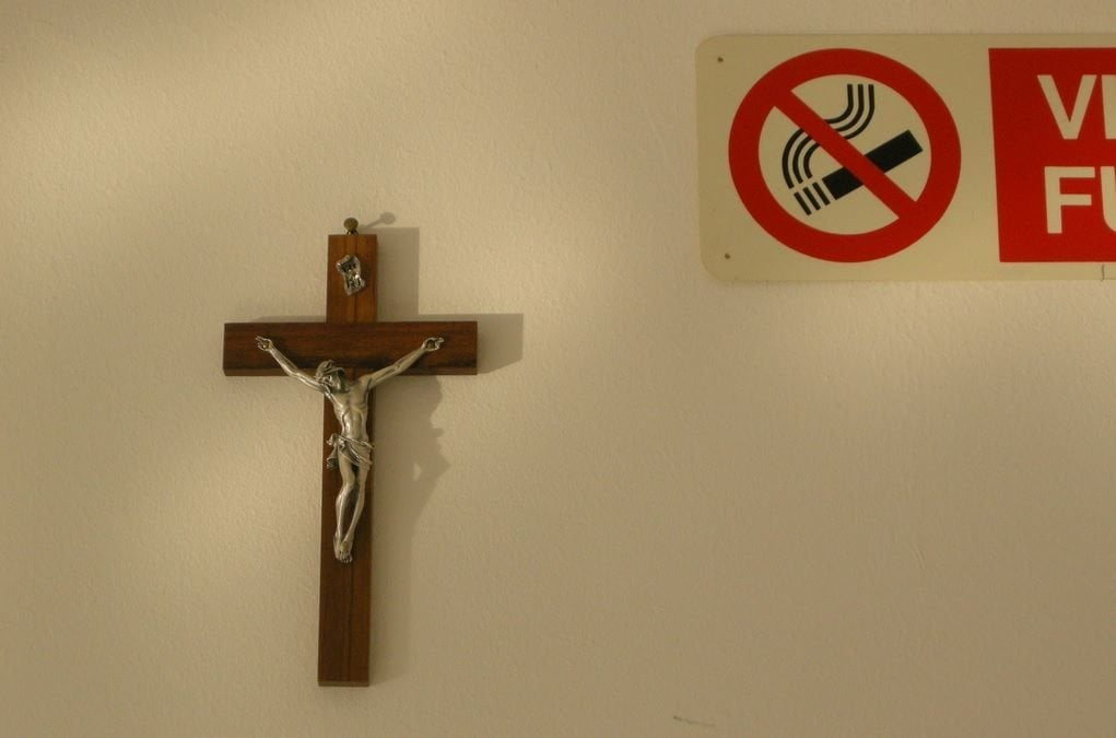 Insegnante atea lancia il crocifisso dalla finestra della scuola: un morto - Lercio