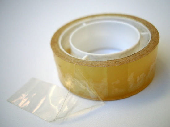 Ricoverato per una crisi epilettica dopo aver cercato per 40 minuti l'inizio dello scotch - Lercio