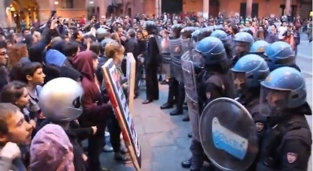 Roma, polizia manganella studenti. Poi rassicura: "Non era un gesto distensivo" - Lercio