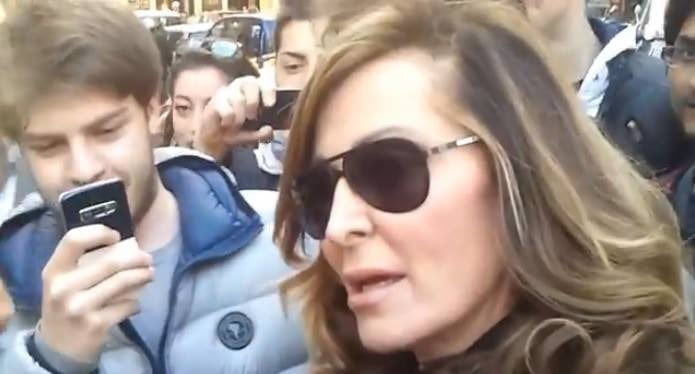 Cortina. Daniela Santanchè scambiata per la Befana: assediata da un gruppo di bambini - Lercio