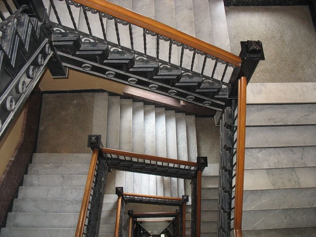 Decide di farla finita buttandosi dal 20° piano ma muore d'infarto per le scale - Lercio