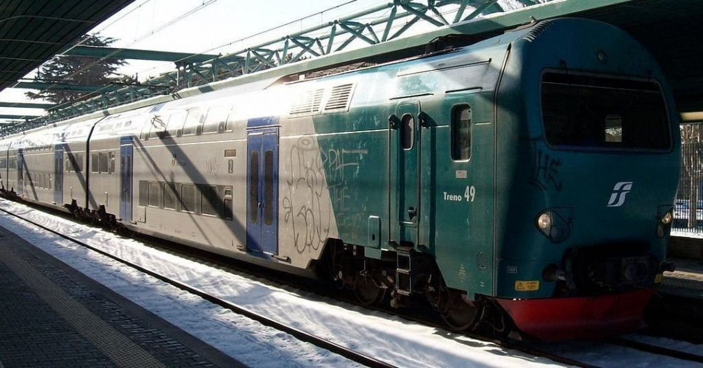 Intercity Bari-Torino arriva puntuale ma le porte si aprono con 70 minuti di ritardo - Lercio