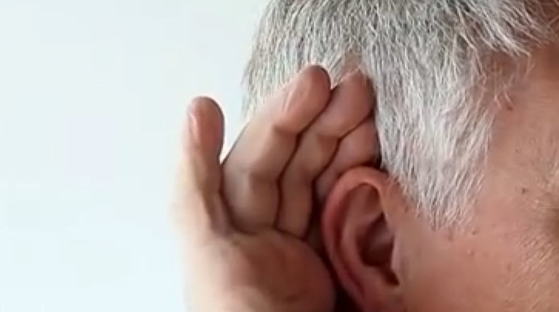 Perde l'udito dopo l'ennesimo messaggio in caps lock - Lercio