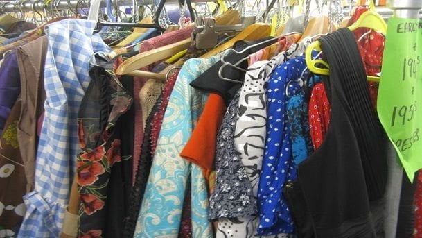 Ragazza apre il suo armadio a 6 ante senza dire "Non ho un cazzo da mettermi" - Lercio