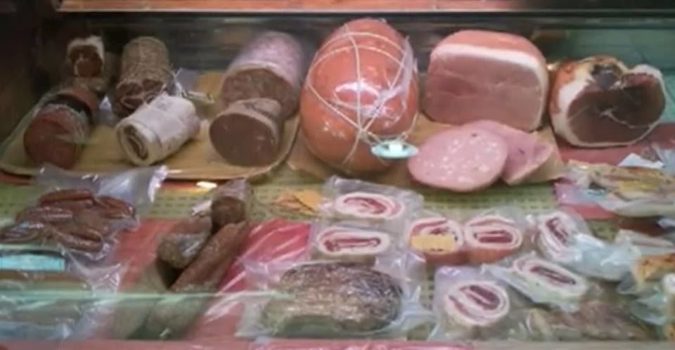 "Sono due etti e venti, che faccio lascio?" E il cliente gli spara - Lercio