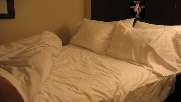 Vita di coppia: crocifissi ed immagini sacre in camera da letto diminuiscono la passione - Lercio