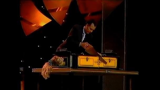 Boldrini contro i prestigiatori: "Basta violenza sulle donne, la smettano di tagliarle a metà" - Lercio