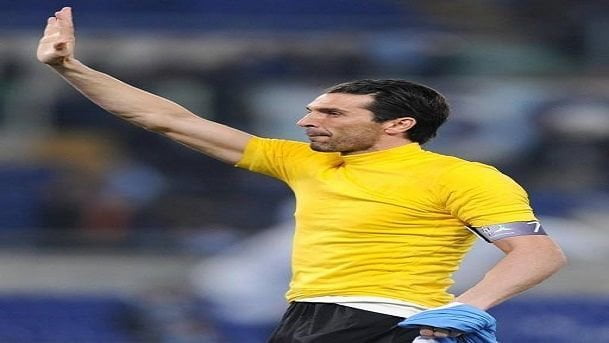 Buffon fa il saluto romano e para un rigore - Lercio