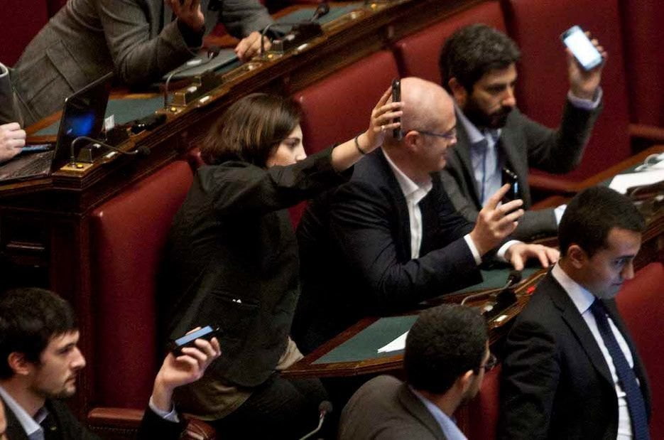 Camera: Cittadino a 5 stelle non usa smartphone durante seduta: Casaleggio lo sfiducia - Lercio