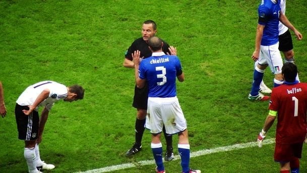 Chiellini stupra avversario in area, solo richiamo verbale - Lercio