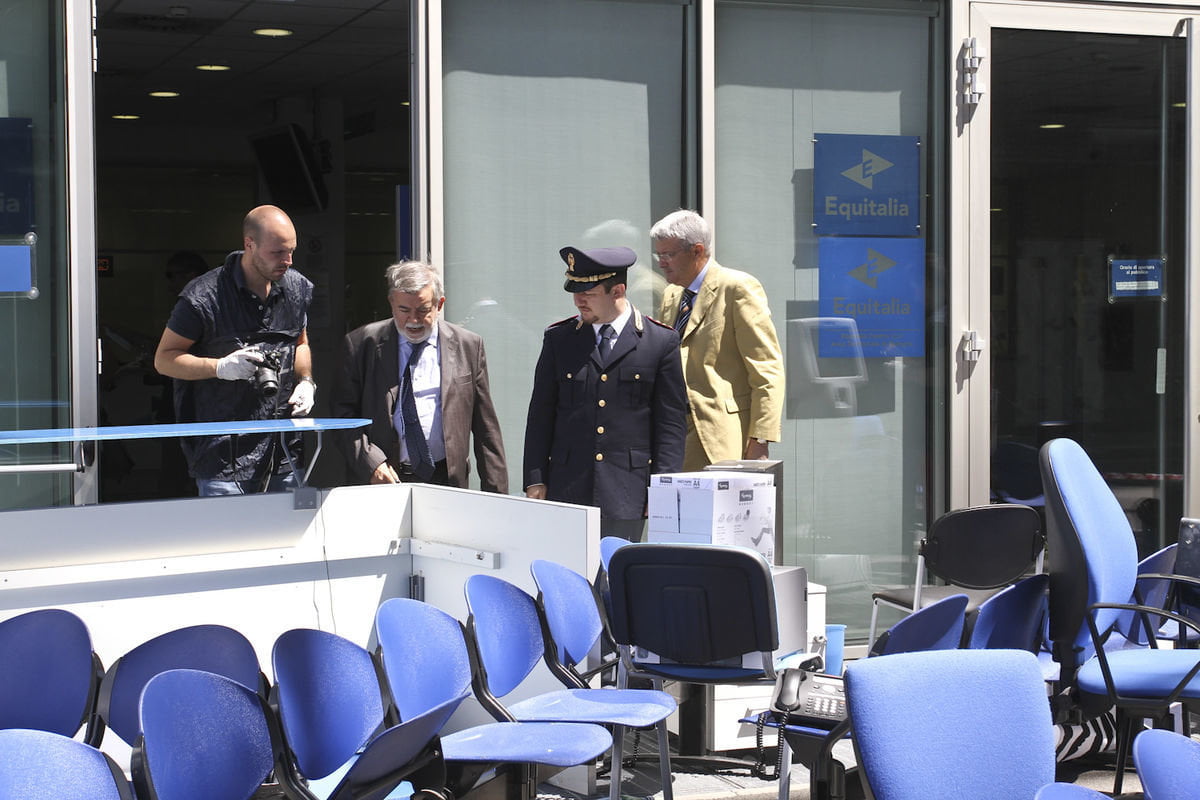 Contribuenti esasperati manifestano armati di specchi, Equitalia si pignora la sede - Lercio