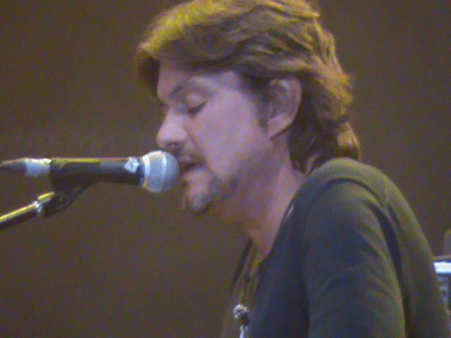 Cristiano De Andrè ritrova la voce in un pacchetto di sigarette - Lercio