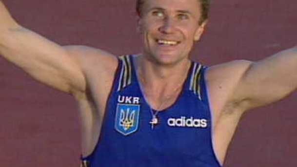 Disabile supera barriera architettonica di oltre 6 metri ma gli negano il record mondiale - Lercio