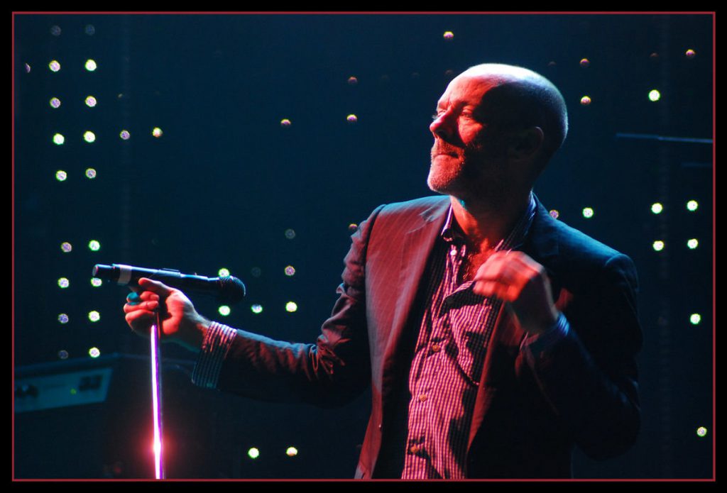 Ecco la vera causa dello scioglimento dei REM: Buck sbagliò la differenziata - Lercio