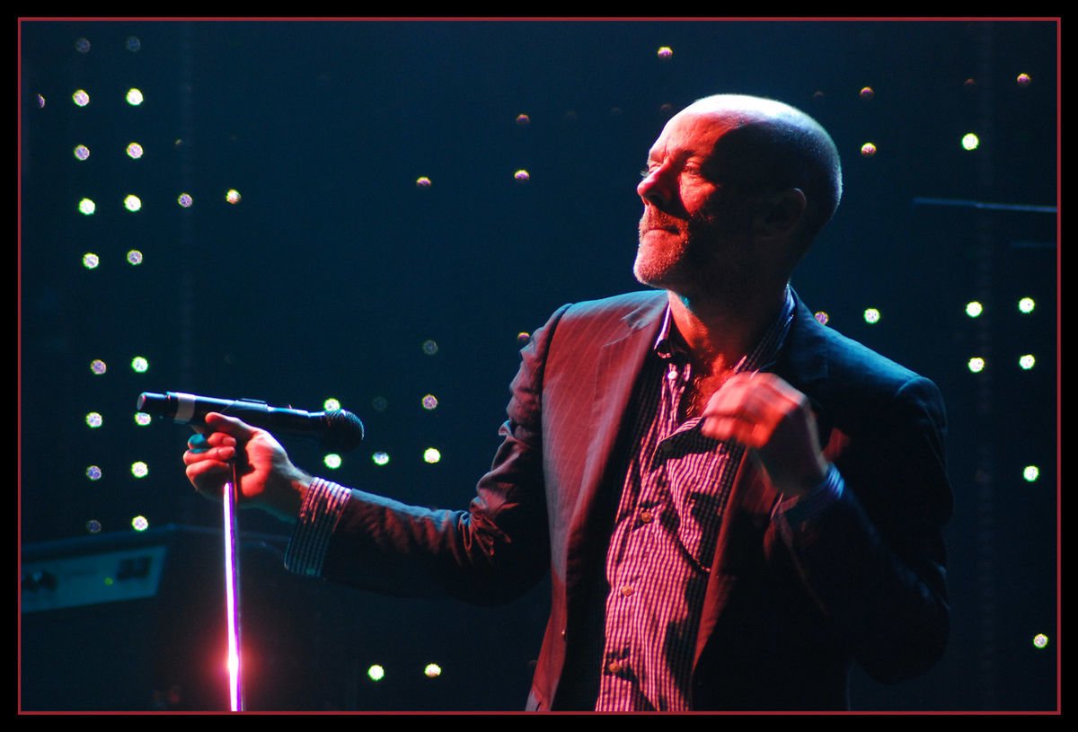 Ecco la vera causa dello scioglimento dei REM: Buck sbagliò la differenziata - Lercio