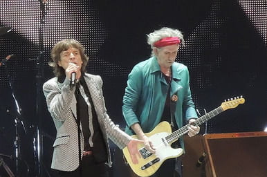 Keith Richards sniffa Mick Jagger - Lercio