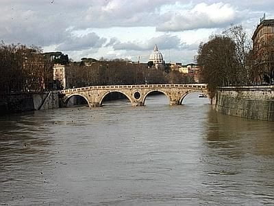 Meteo. Tutti i fiumi portano a Roma - Lercio