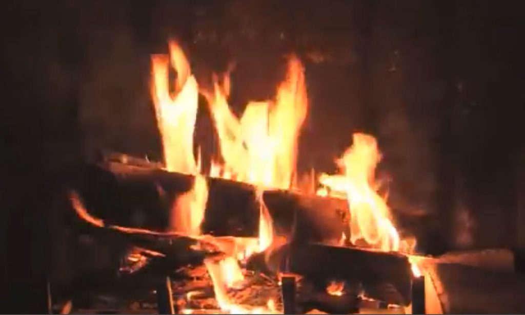 Pensionato si siede davanti al caminetto per scaldarsi e gli chiedono il canone Rai - Lercio