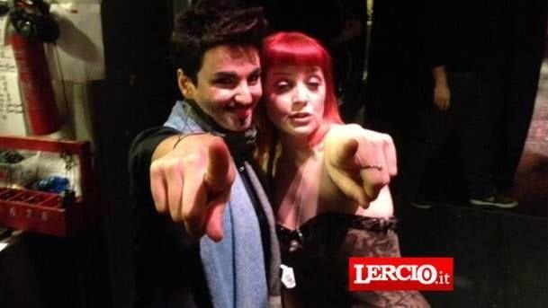 Per sfuggire all'assedio dei fan, Arisa mette barba e baffi finti: braccata dai fan di Nicola Savino - Lercio