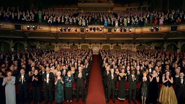 Sanremo. Si alza per andare alla toilette ma viene frainteso: parte la Standing Ovation - Lercio