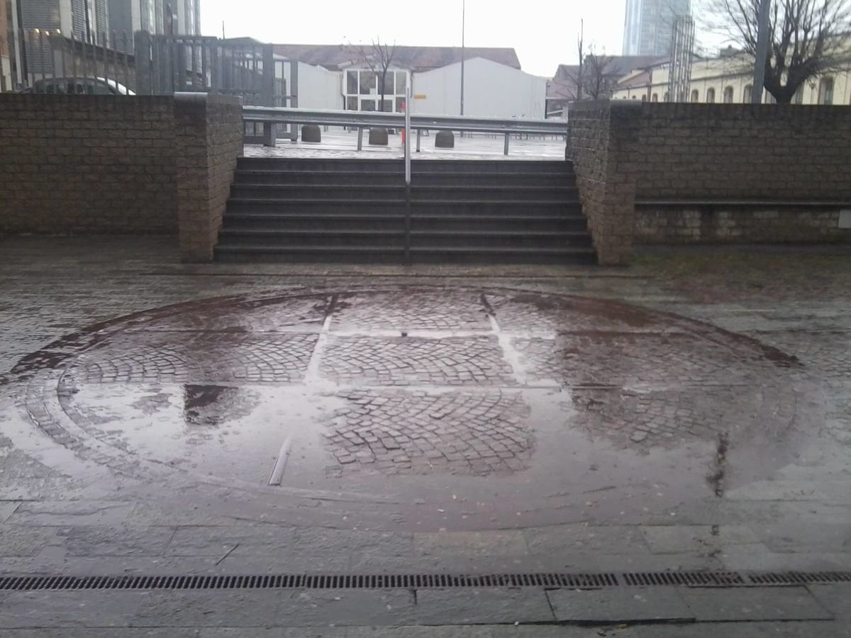 UFO: avvistato cerchio nei sanpietrini - Lercio