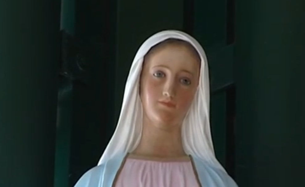 Avezzano, statua della madonna piange benzina verde, coda di pellegrini per il pieno - Lercio