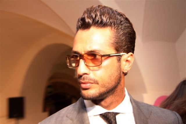 Fabrizio Corona si fa un selfie completamente nudo e poi si ricatta da solo - Lercio