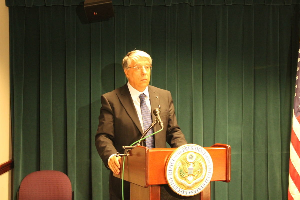 Giovanardi: "Le supposte fanno diventare gay" - Lercio