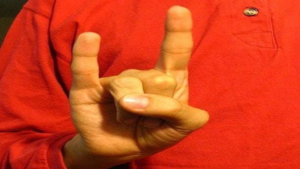 Mostra le corna all'arbitro ma lui è un fan del metal e lo abbraccia - Lercio