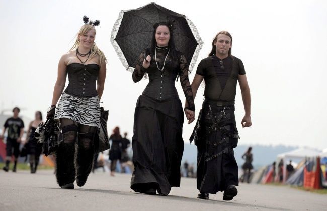 Napoli, neomelodico canta al contrario: boom di richieste ai matrimoni satanisti - Lercio