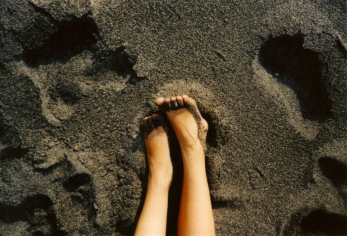 Pioggia nel weekend: rinviata l'apertura della stagione dei piedi fotografati in spiaggia - Lercio