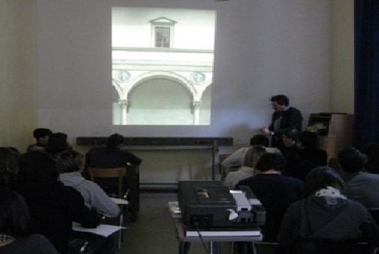 Professore riesce ad accendere il proiettore al primo colpo - Lercio