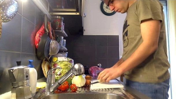 Ragazzo sensibile piange affettando qualsiasi ortaggio: il web si commuove - Lercio