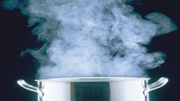 Scienza. Scoperta acqua che bolle mentre la si guarda - Lercio