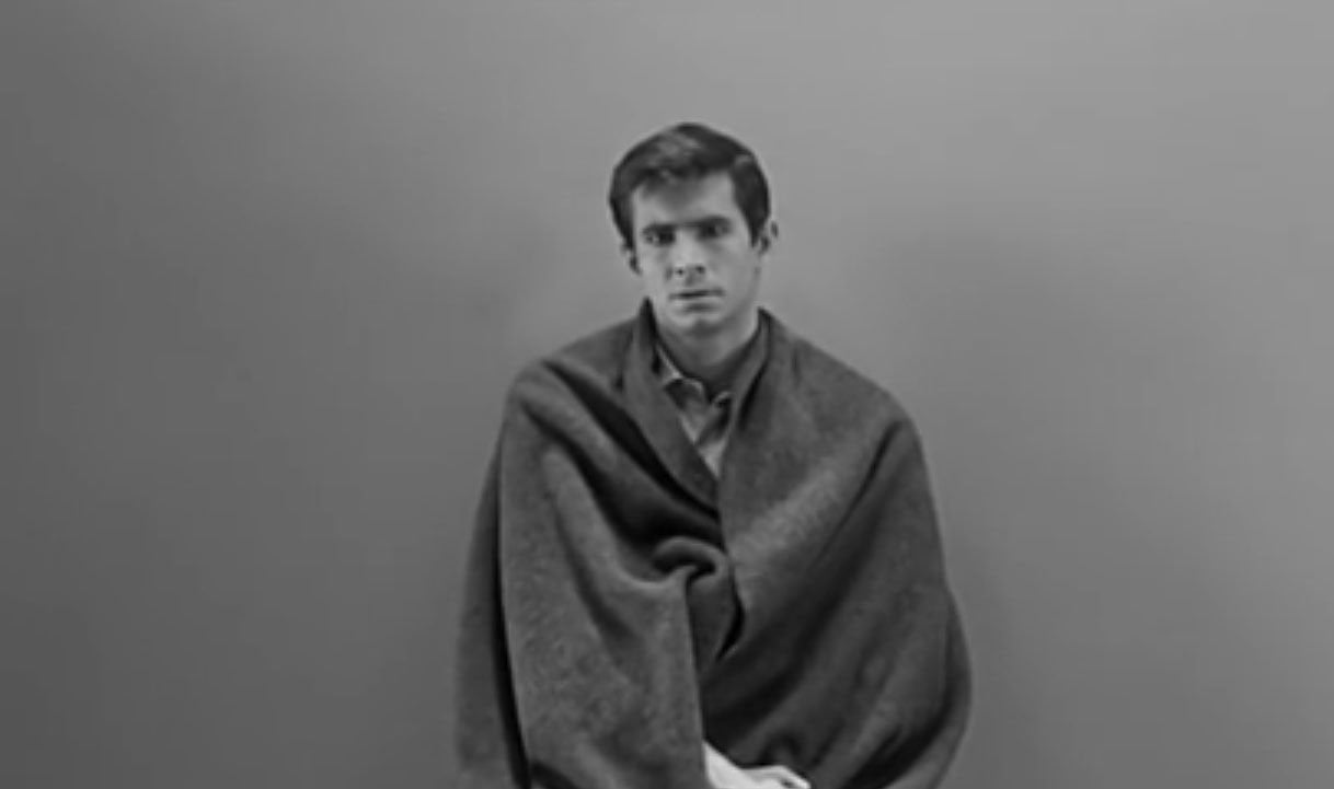 Soffre di personalità multiple e si svaligia la casa. Ora è in galera ma si crede un secondino - Lercio