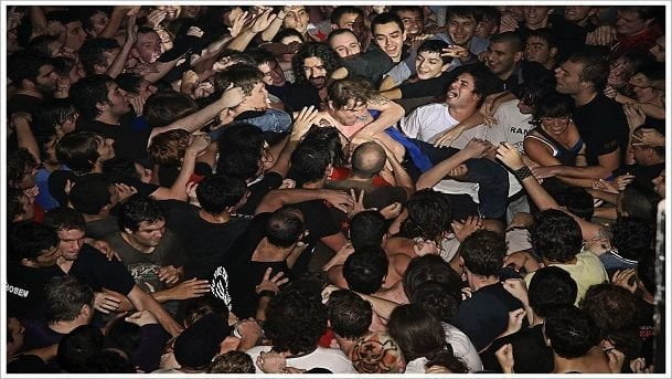 Ucraina: uomo mette la mano in tasca per cercare le chiavi, la folla lo acclama premier - Lercio