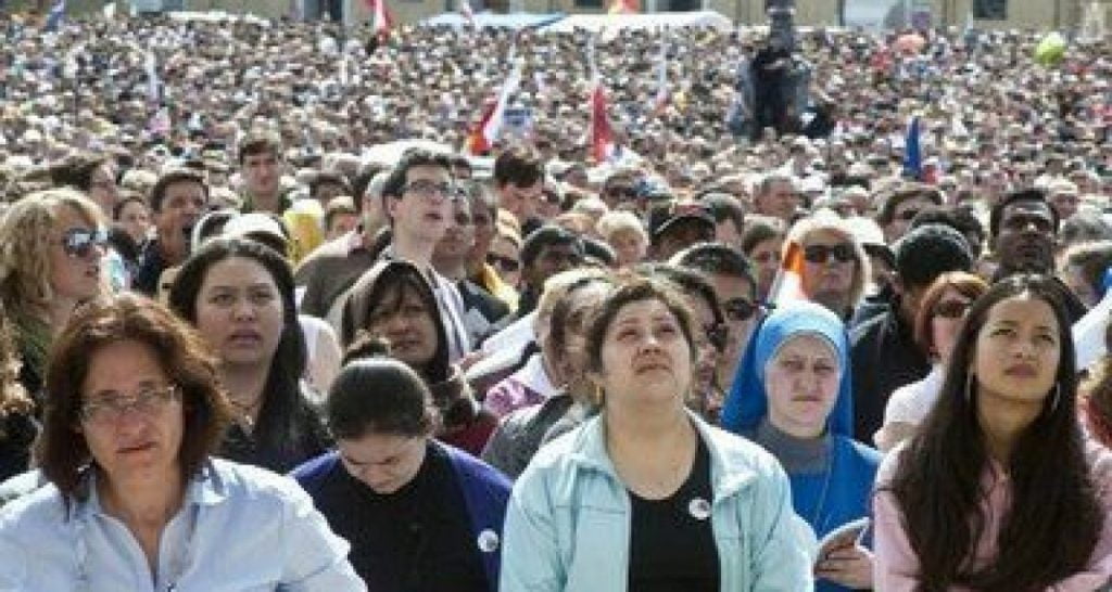 Dio richiama 2 miliardi di persone a causa di un difetto di fabbricazione - Lercio