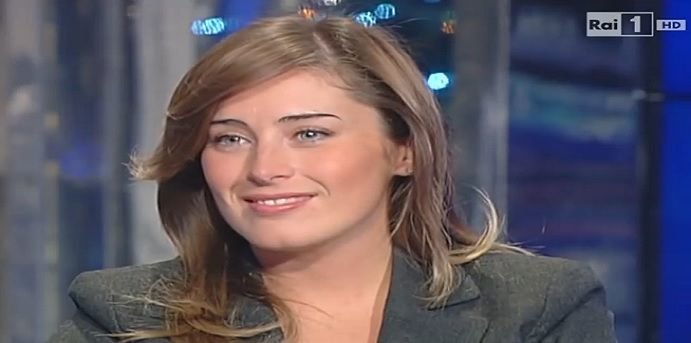 Elena Boschi raccoglie una carta piegando le ginocchia - Lercio