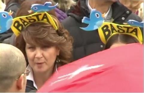 Femministe sotto l'Accademia della Crusca: "Vogliamo anche noi UN senza apostrofo" - Lercio