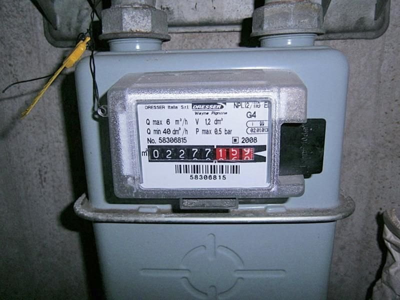 Maniaco entra in casa di una casalinga e legge i numeri del gas - Lercio