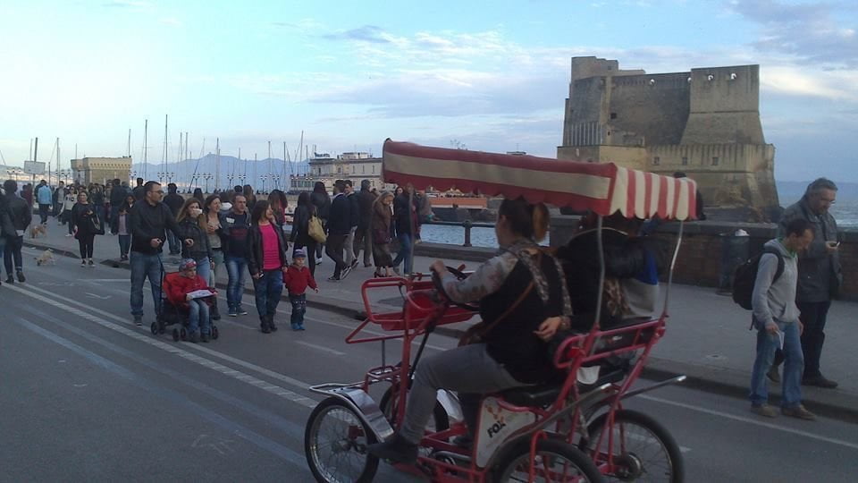 Napoli: premiati i cittadini che hanno capito cos'è una pista ciclabile - Lercio