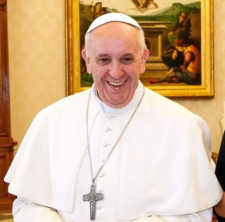 Papa Francesco carica due mignotte sulla papamobile - Lercio