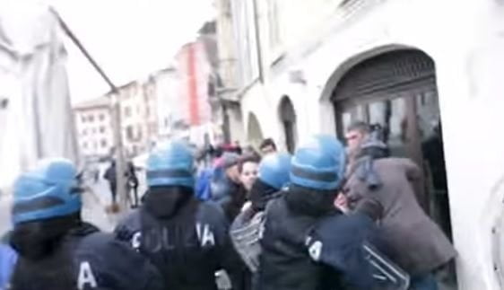 Poliziotto sorpreso a calpestare uno zainetto: "Credevo fosse un manifestante" - Lercio
