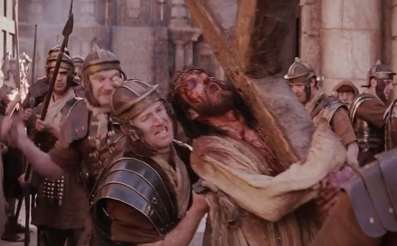 “Porti la croce a cazzo di cane!” Via Crucis finisce in rissa - Lercio