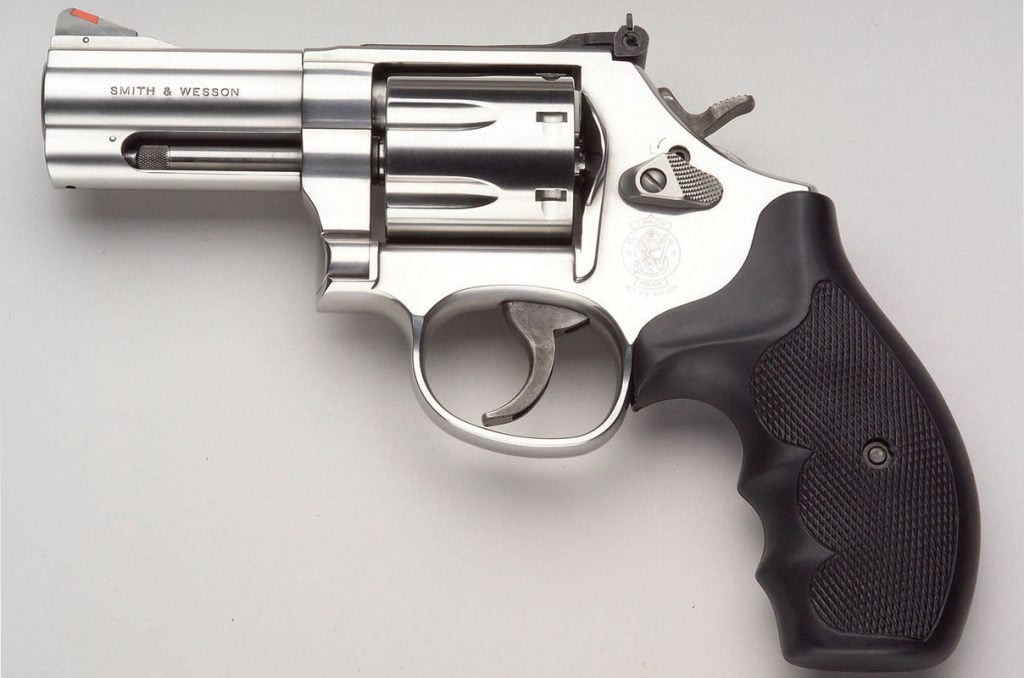 Scambia la rivoltella per una fotocamera. Selfie finisce in tragedia - Lercio