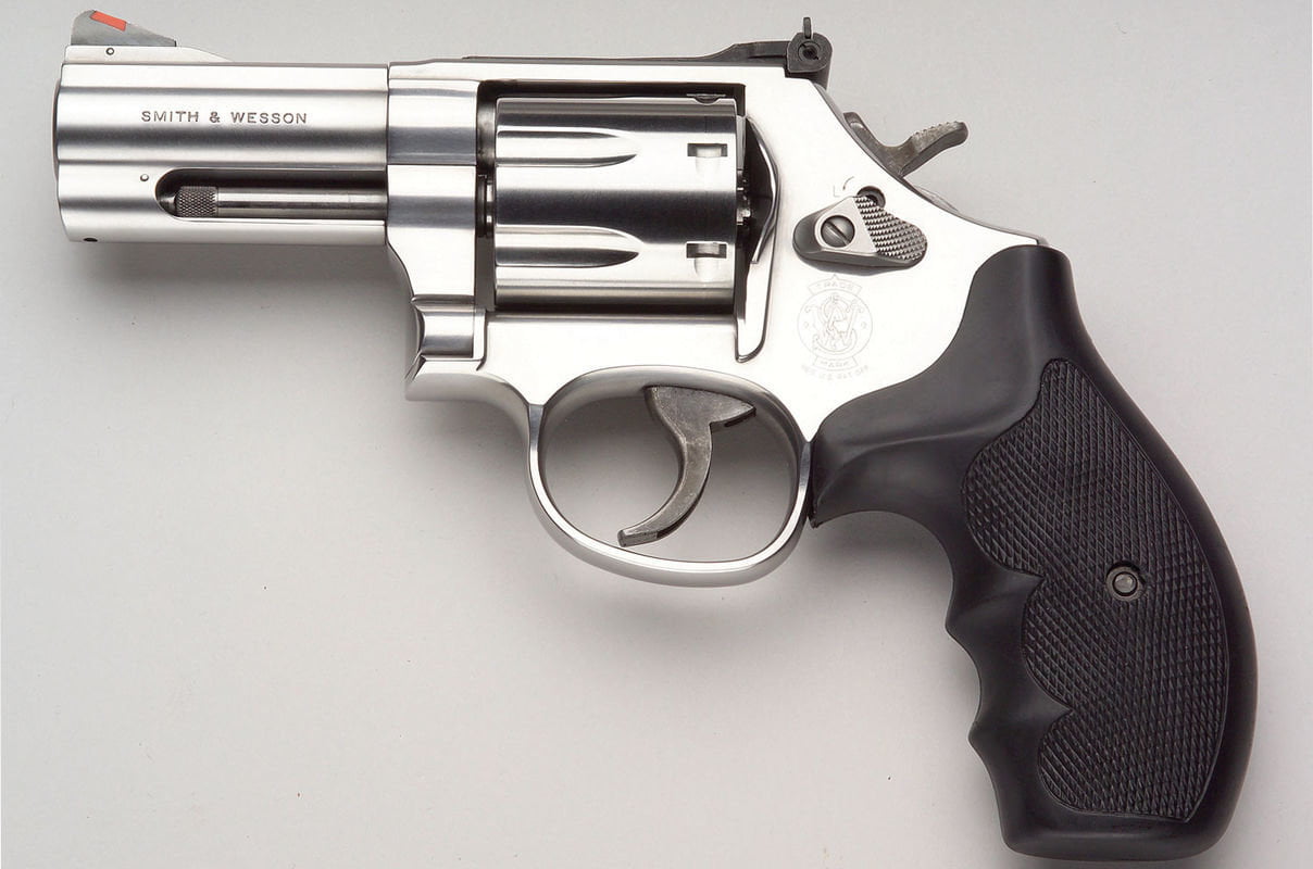 Scambia la rivoltella per una fotocamera. Selfie finisce in tragedia - Lercio